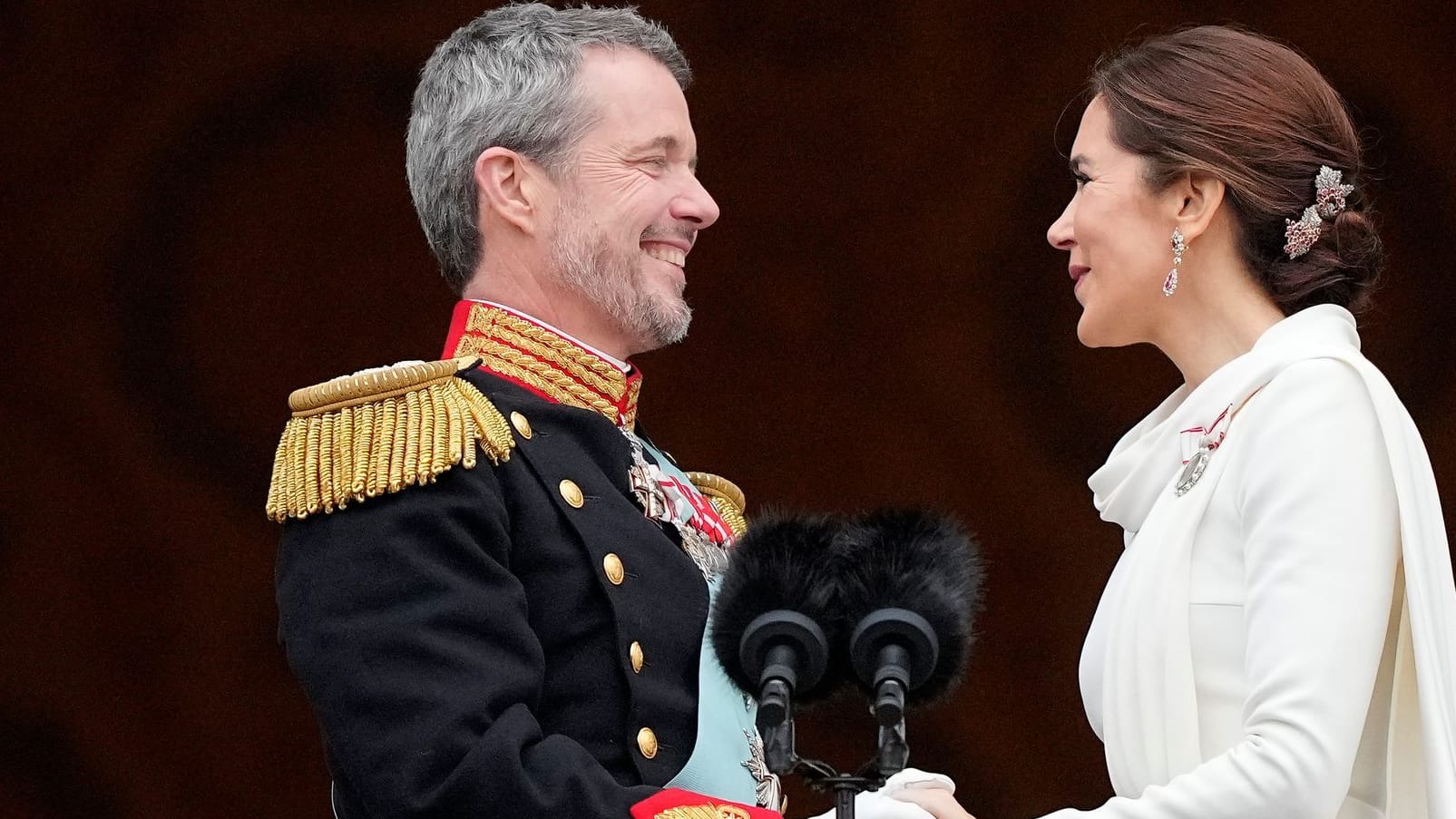 Dänemark-Royals | Frederik X. und Mary: Königspaar überrascht mit Kuss
