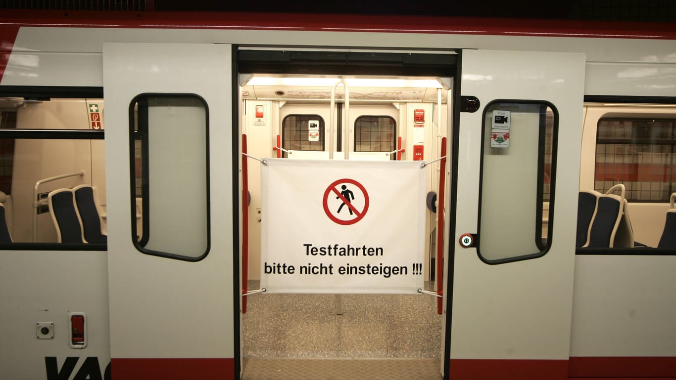 Schild "Testfahrten, bitte nicht einsteigen!!!" in einer U-Bahn-Station in Nürnberg