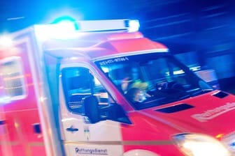 Ein Rettungswagen der Feuerwehr im Einsatz (Symbolbild). In Oberbayern sind zwei Menschen bei einem Autounfall getötet worden.