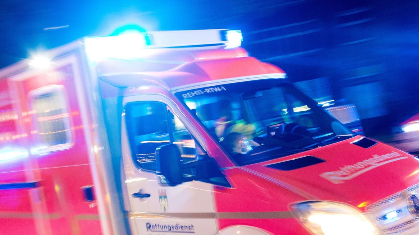 Ein Rettungswagen der Feuerwehr im Einsatz (Symbolbild). In Oberbayern sind zwei Menschen bei einem Autounfall getötet worden.