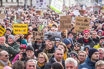 Protestierende am Sonntag in München: In der bayerischen Landeshauptstadt erklärte die Organisatorin der Demo CSU-Politiker für unerwünscht.
