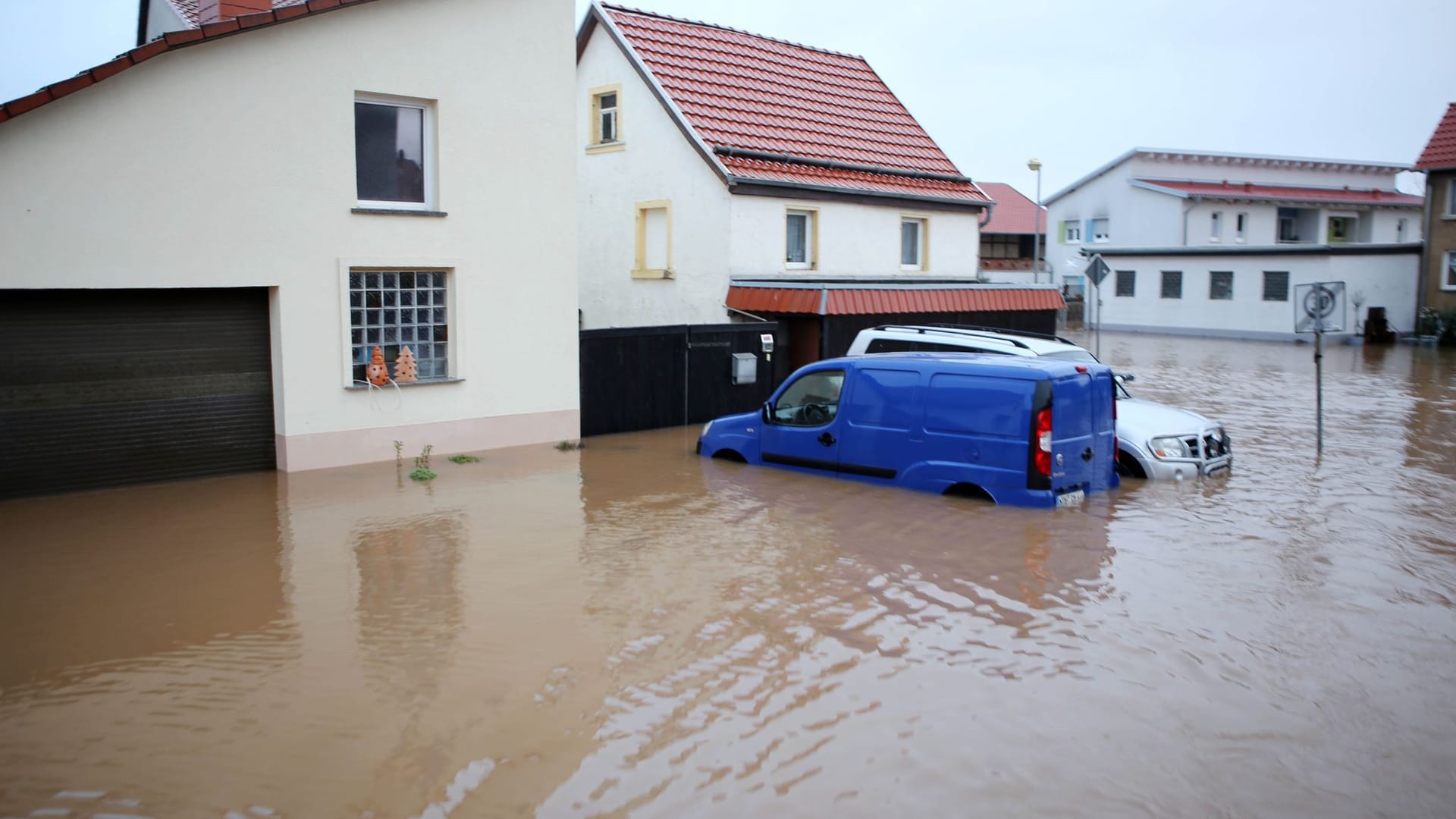 Wasser hat einen Straßenzug mit Autos voll im Griff