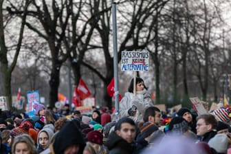 35.000 Menschen haben sich in Frankfurt gegen die AfD und Rechtsextremismus versammelt.