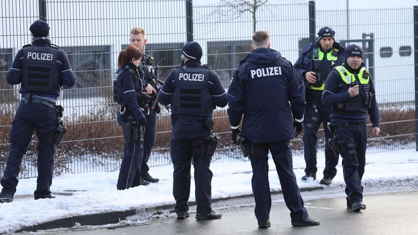 Ein größeres Aufgebot von Polizeikräften steht in einem Hagener Industriegebiet: Bei einer Schießerei ist am Freitag ein Mensch getötet worden. Zwei Menschen seien schwer verletzt worden.