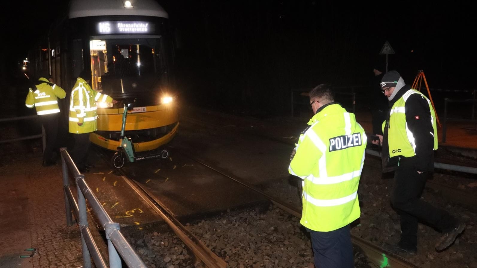 Unfallstelle in Marzahn: Ein Notarzt konnte nur noch den Tod des Mannes feststellen. Unfallstelle in Marzahn: Ein Notarzt konnte nur noch den Tod des Mannes feststellen.