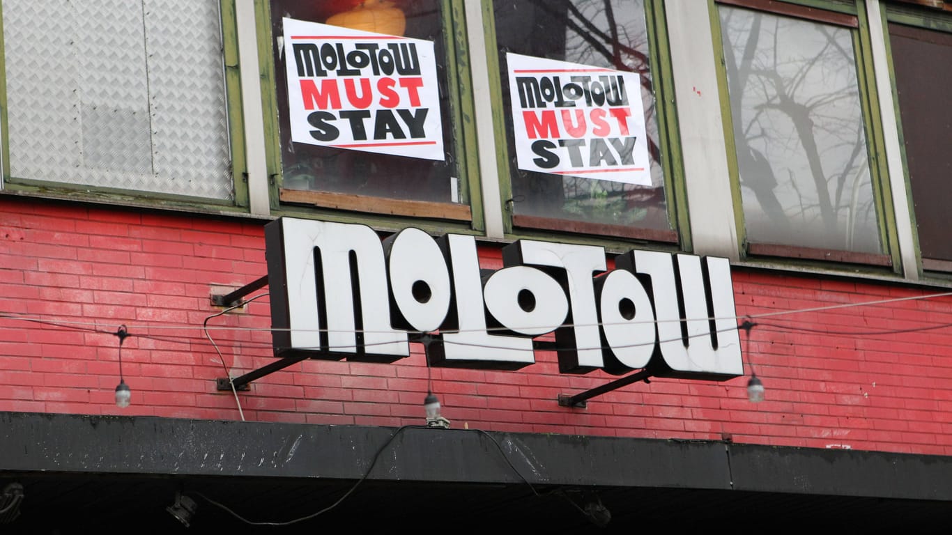 Der Musikclub Molotow auf der Reeperbahn: Im Fenster hängen Zettel mit der Aufschrift "Molotow must stay" (zu Deutsch: "Molotow muss bleiben").