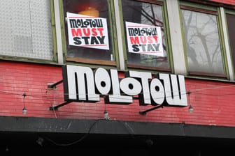 Der Musikclub Molotow auf der Reeperbahn: Im Fenster hängen Zettel mit der Aufschrift "Molotow must stay" (zu Deutsch: "Molotow muss bleiben").