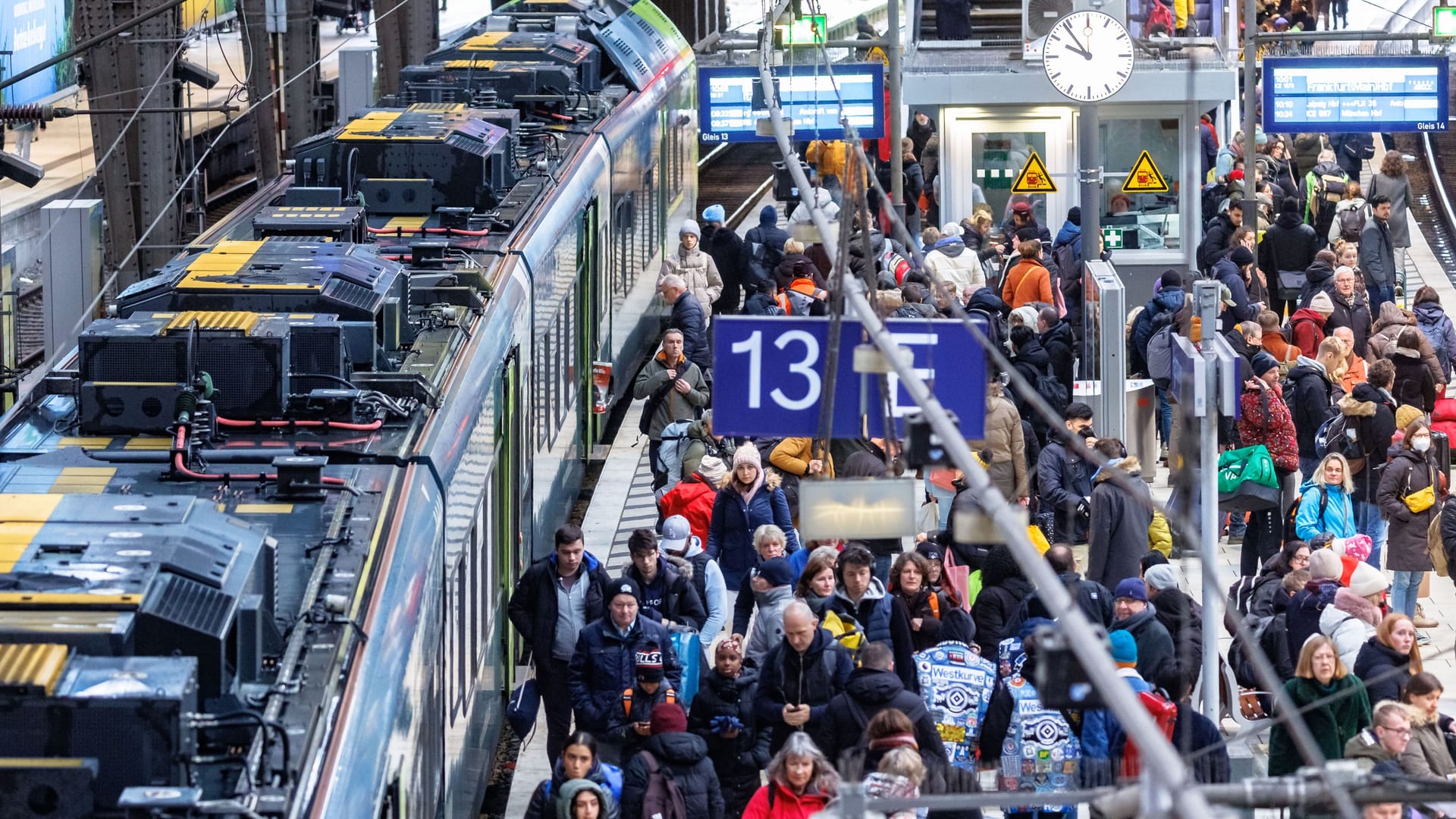 Reisende am Hamburger Hauptbahnhof (Symbolbild): Pendler müssen sich aufgrund eines erneuten Bahnstreiks auf Einschränkungen einstellen.