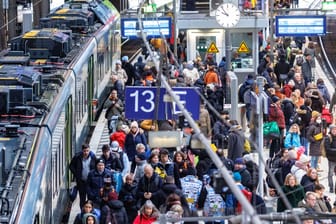 Reisende am Hamburger Hauptbahnhof (Symbolbild): Pendler müssen sich aufgrund eines erneuten Bahnstreiks auf Einschränkungen einstellen.