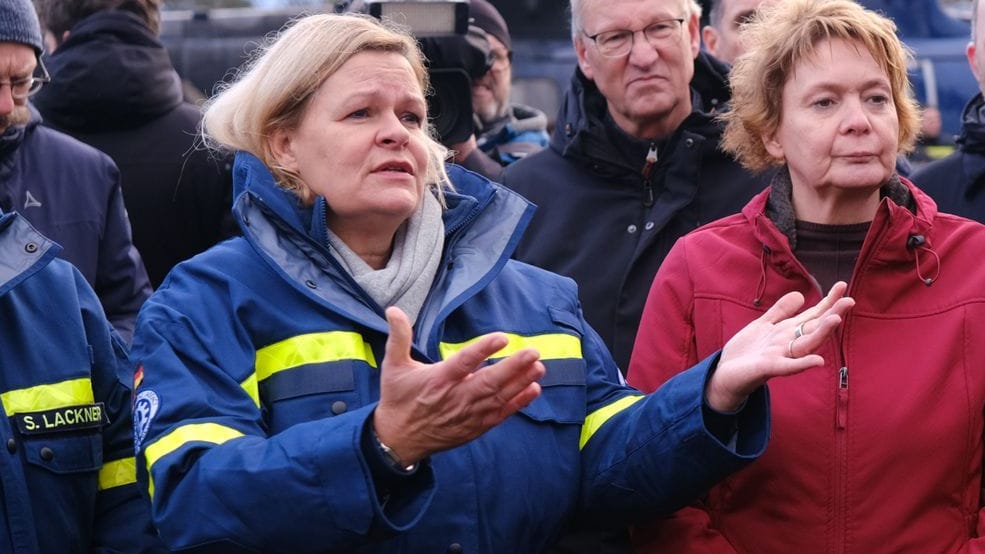 Sandkrug: Bundesinnenministerin Nancy Faeser trifft Einsatzkräfte vom Technischen Hilfswerk (THW) und der Bundespolizei.