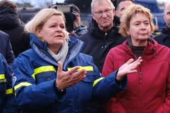 Sandkrug: Bundesinnenministerin Nancy Faeser trifft Einsatzkräfte vom Technischen Hilfswerk (THW) und der Bundespolizei.