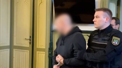 Der Angeklagte (Mitte), der vor der Urteilsverkündung im Prozess um den Tod einer 19-Jährigen aus Klötze (Sachsen-Anhalt) von Justizbeamten in den Verhandlungssaal im Landgericht geführt wird. Der Angeklagte (Mitte), der vor der Urteilsverkündung im Prozess um den Tod einer 19-Jährigen aus Klötze (Sachsen-Anhalt) von Justizbeamten in den Verhandlungssaal im Landgericht geführt wird.