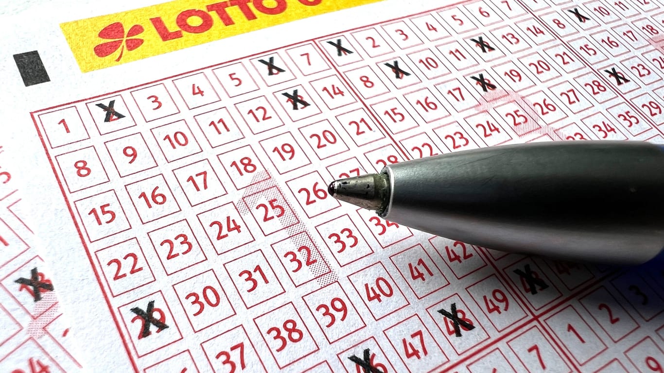 Tippschein Lotto 6 aus 49 (Symbolbild): Zwei Spieler aus NRW sind nun Millionäre.