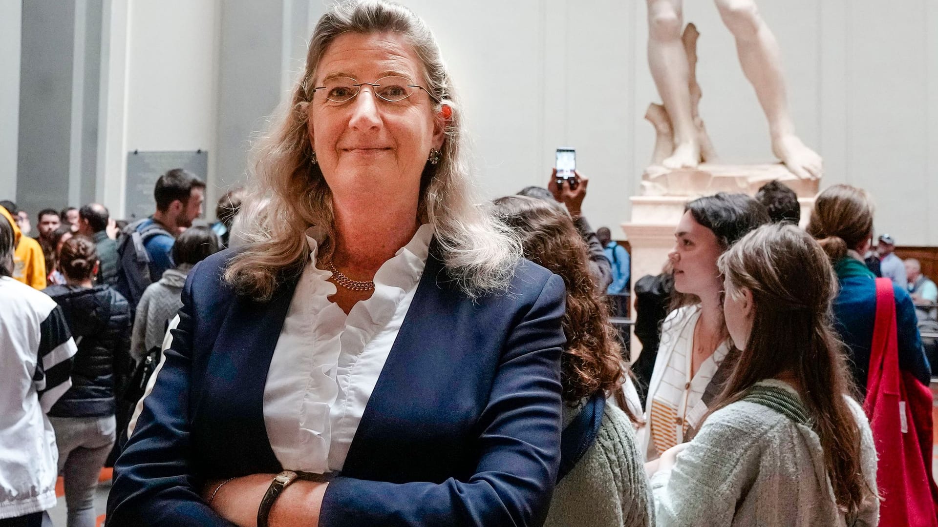 Cecilie Hollberg vor der weltberühmten Marmorstatue "David" des Künstlers Michelangelo (Archivbild).