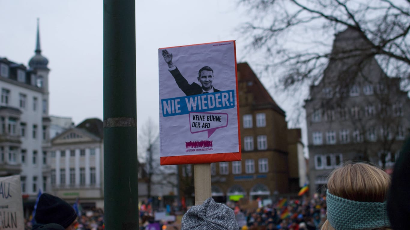 Anti-AfD-Plakat mit Höcke: Der Thüringer Landeschef ist die größte Reizfigur der AfD.