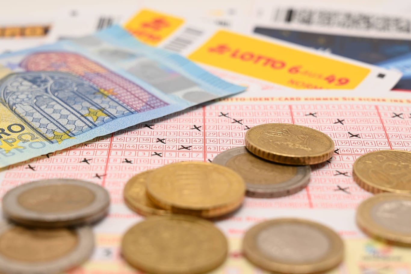 Ausgefüllter Lotto-Schein mit Geld (Archivbild): In Berlin hat es 2023 mehrere Millionäre gegeben.