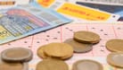 Ausgefüllter Lotto-Schein mit Geld (Archivbild): In Berlin hat es 2023 mehrere Millionäre gegeben.