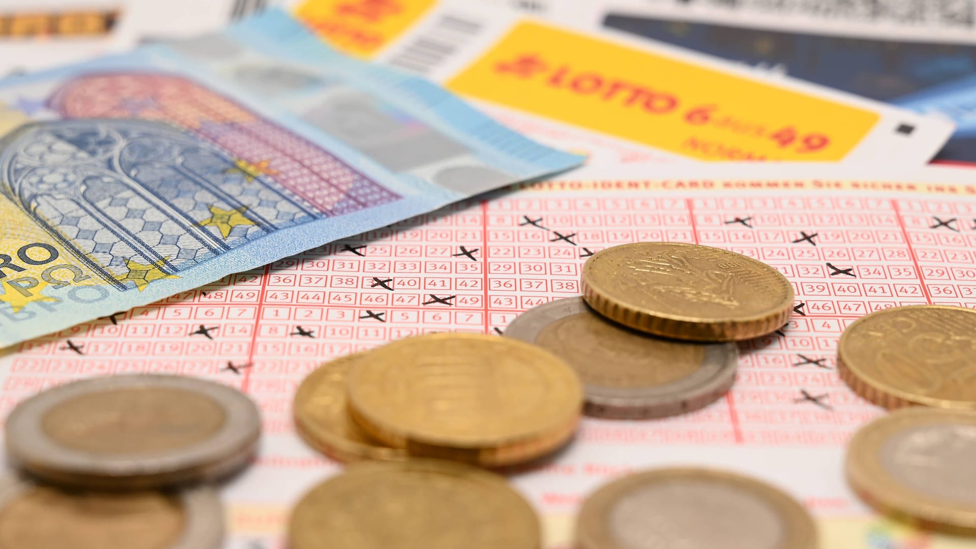 Ausgefüllter Lotto-Schein mit Geld (Archivbild): In Berlin hat es 2023 mehrere Millionäre gegeben.