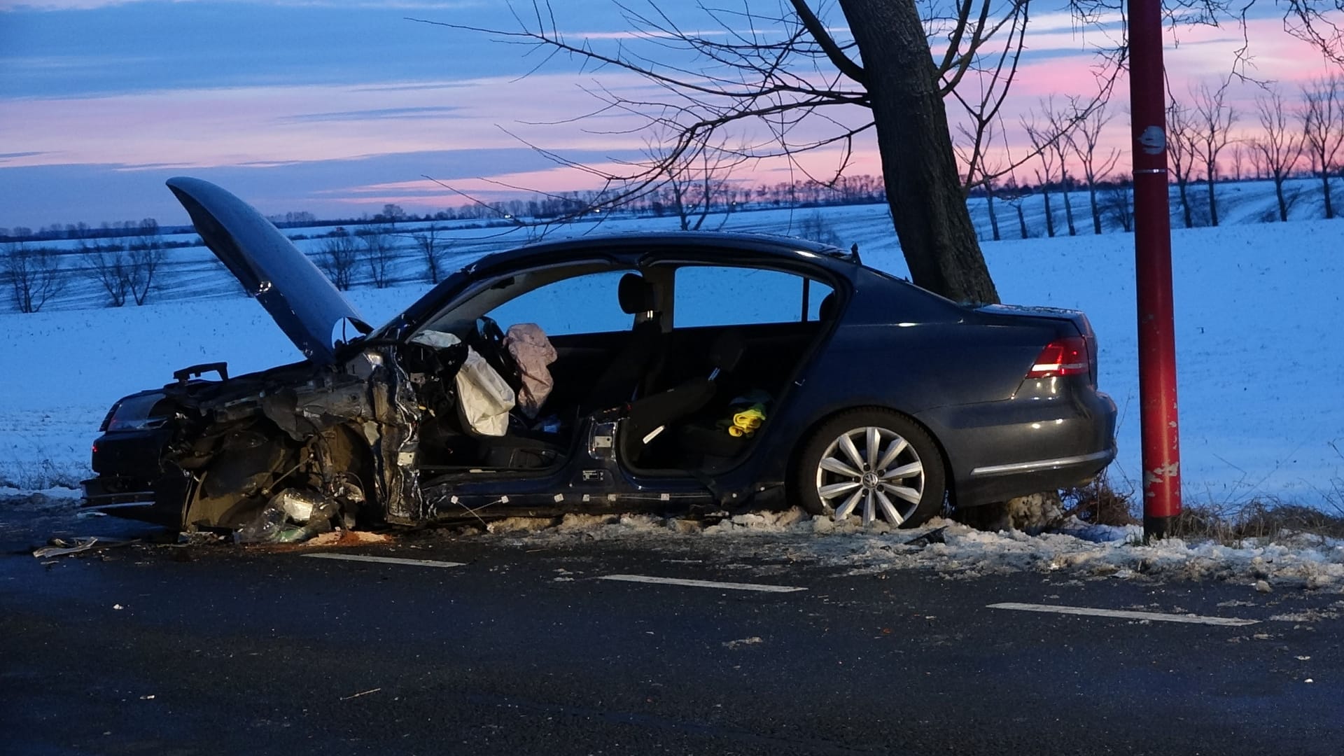 Das Auto wurde gegen einen Baum geschleudert.