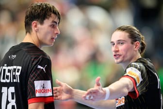 Julian Köster (links) und Juri Knorr diskutieren: Gegen Österreich hatte die deutsche Mannschaft große Probleme mit der Chancenverwertung.