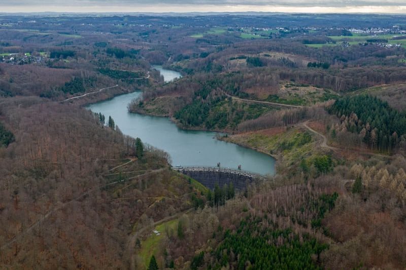 Solingen: An der Sengbachtalsperre steht das Wasser sehr hoch, bis dicht unter die Krone der Staumauer.