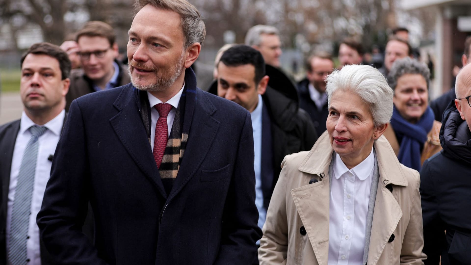 Gemeinsamer Auftritt: Lindner (links) und Strack-Zimmermann (rechts) auf dem Weg zum Stuttgarter Opernhaus.