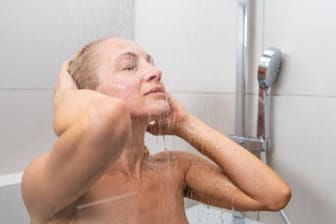 Unter der Dusche: Manche Menschen lassen nur Wasser an ihre Haut.