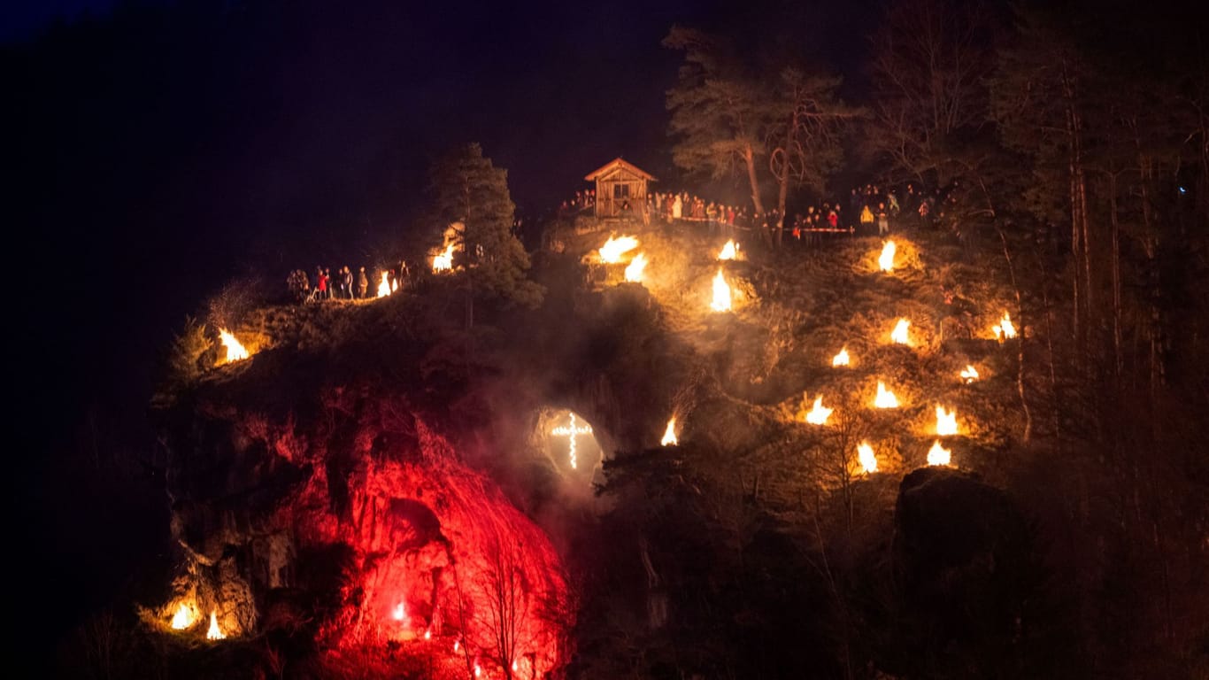 Tausende Touristen kommen am Dreikönigstag jährlich nach Pottenstein, um die Prozession und das Lichterfest zu bestaunen.