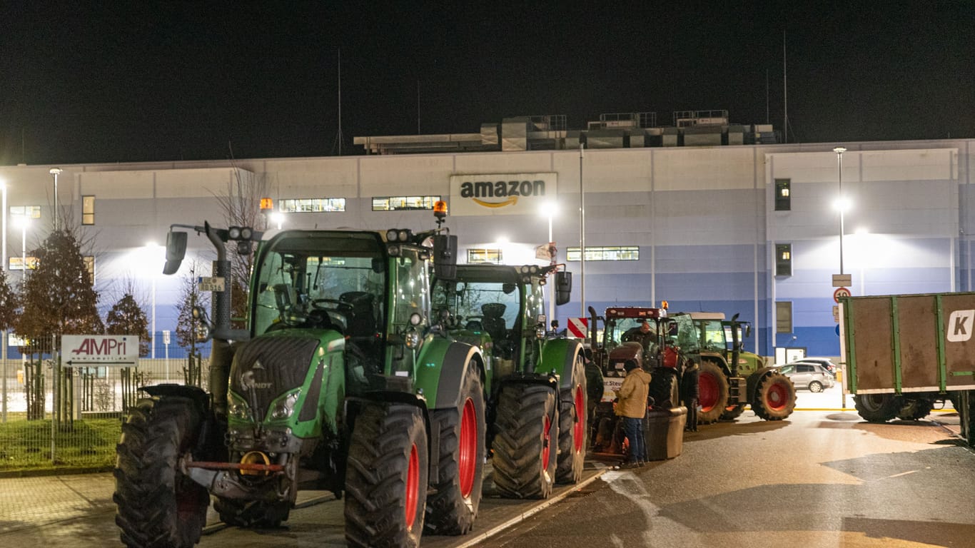 Proteste vor einem Amazon-Lager in Niedersachsen: Der Konzern reagierte zunächst nicht auf die Blockaden.