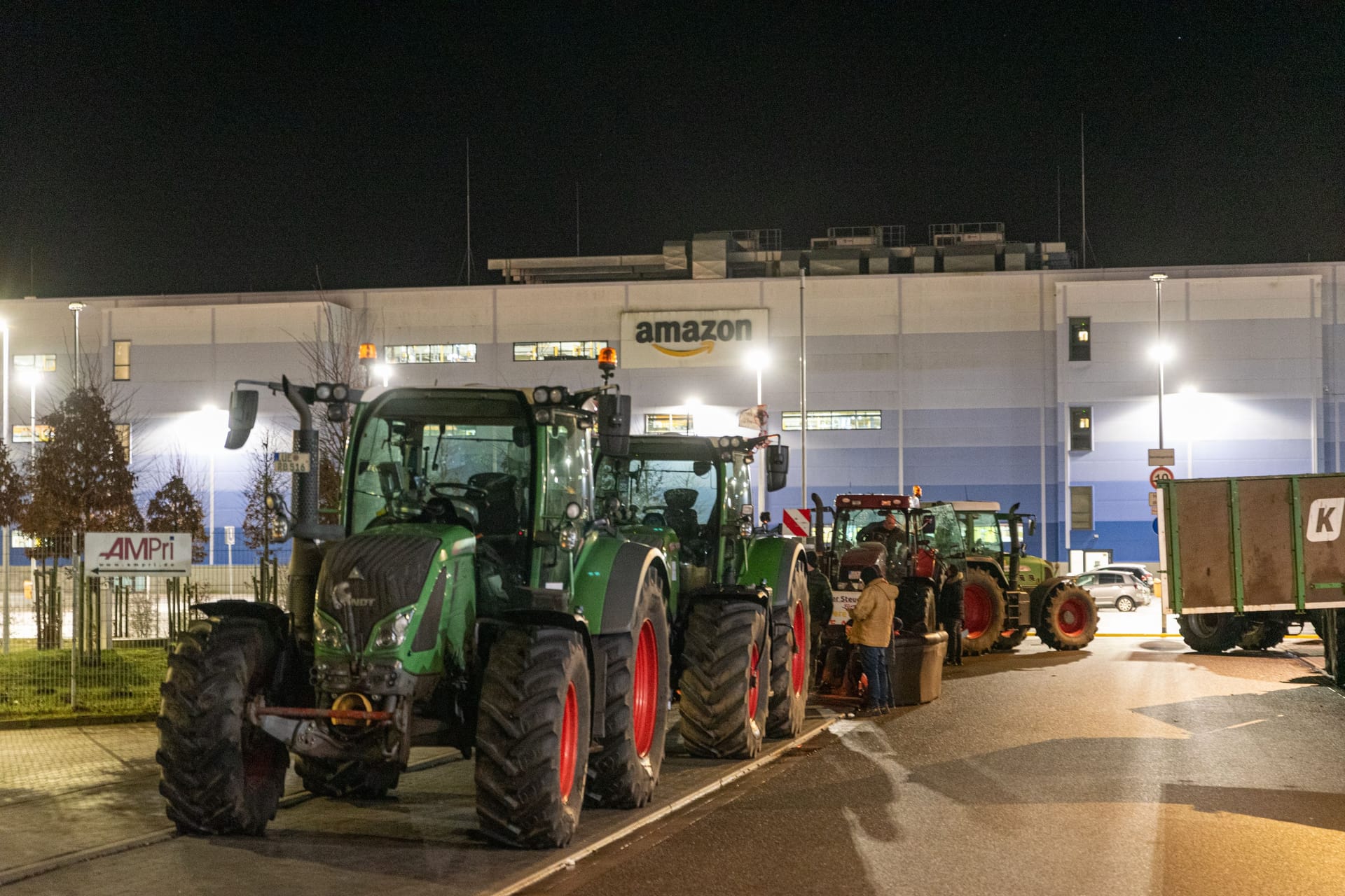 Proteste vor einem Amazon-Lager in Niedersachsen: Der Konzern reagierte zunächst nicht auf die Blockaden.