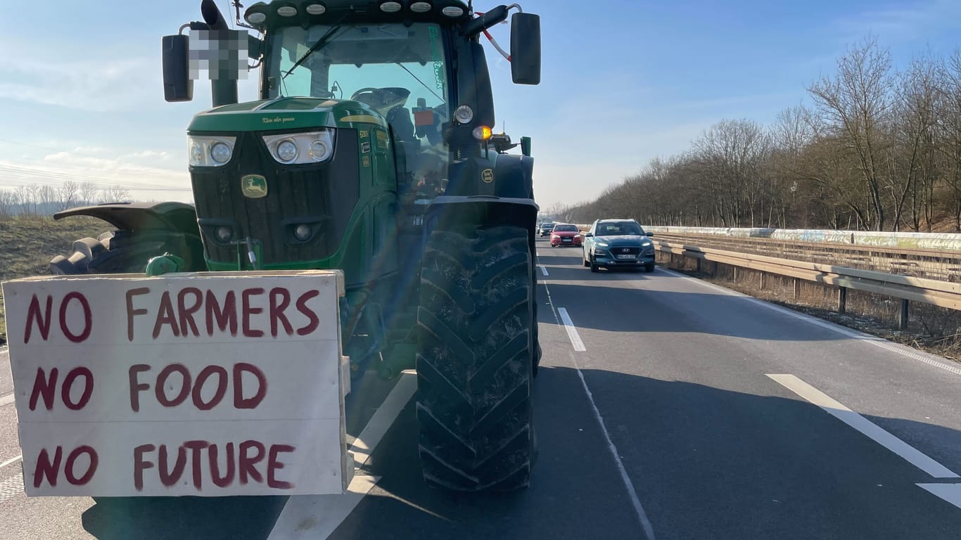 Bauernprotest am 8. Januar: Ein Traktor steht auf der B80 in Richtung Halle (Saale). Auf einem Schild steht "No Farmers, no Food, no Future" (Deutsch: Keine Bauern, kein Essen, keine Zukunft).