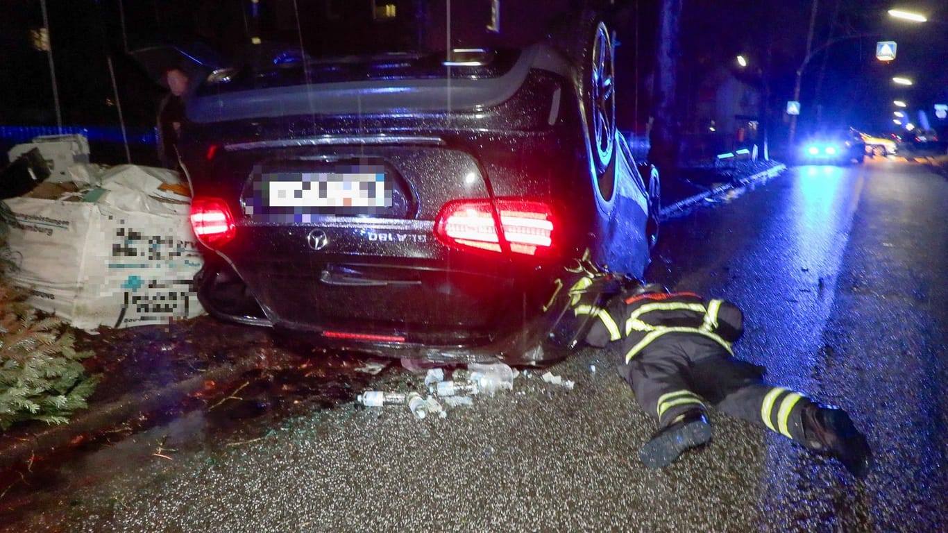 Ein Feuerwehrmann am Unfallauto in Hamburg-Wandsbek: Die Fahrerin wurde in eine Klinik gebracht.