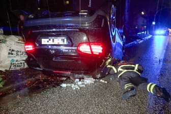 Ein Feuerwehrmann am Unfallauto in Hamburg-Wandsbek: Die Fahrerin wurde in eine Klinik gebracht.