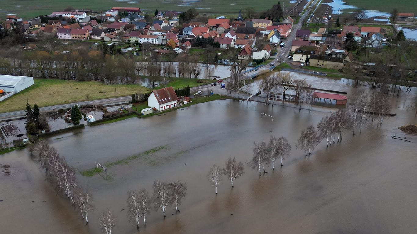 Martinsrieth: Der Sportplatz des Ortes im Landkreis Mansfeld-Südharz ist überflutet.