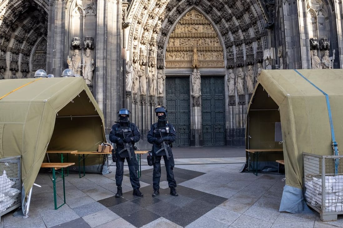 Bewachung am Kölner Dom (Archivbild): Die Lage blieb während der Feiertage ruhig.