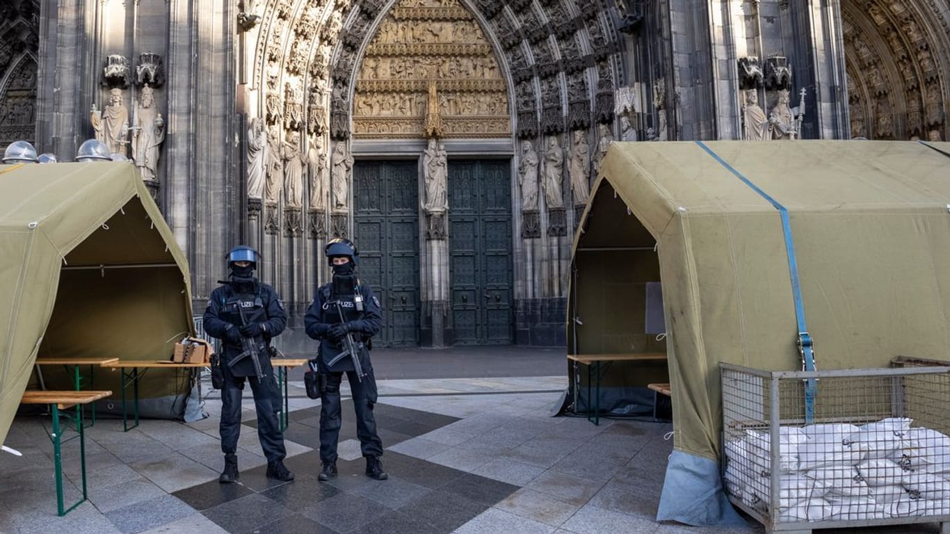 Bewachung am Kölner Dom (Archivbild): Die Lage blieb während der Feiertage ruhig.