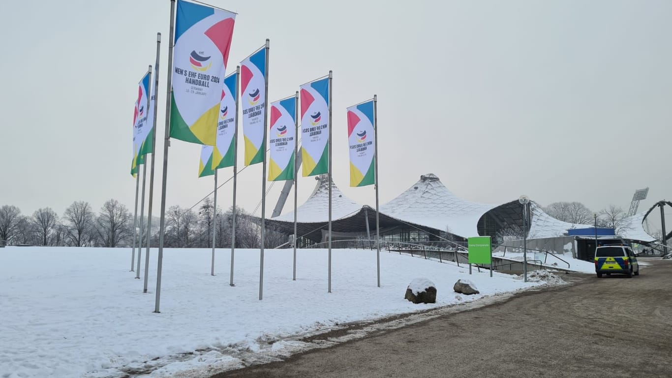 Fahnen wehen am Eingang zum Olympiapark: Je näher man der Olympiahalle kommt, umso präsenter wird die EM dann doch.