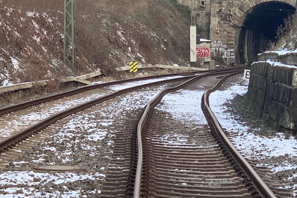 Die Deutsche Bahn hat auf der S-Bahnstrecke zwischen Ratingen-Hösel und Essen-Kettwig Schäden an den Gleisen festgestellt.