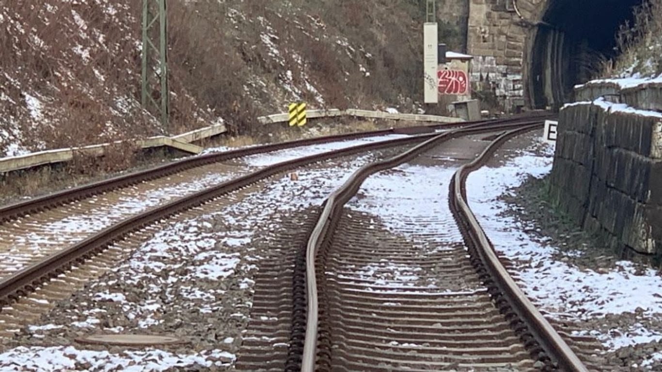 Die Deutsche Bahn hat auf der S-Bahnstrecke zwischen Ratingen-Hösel und Essen-Kettwig Schäden an den Gleisen festgestellt.