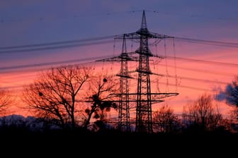 Strommasten in NRW (Symbolfoto): In großen Teilen von Bonn war es am Mittwochabend dunkel.