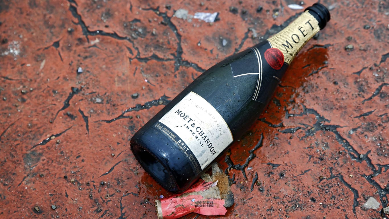 Champagner-Flasche auf dem Boden (Symbolbild): Zwar ging die Zahl der verkauften Flaschen zurück, lag aber trotzdem noch deutlich über dem Rekordtief im Jahr 2020.