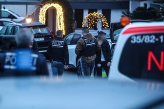 Einsatzkräfte der Polizei sind am Tatort in Villingen-Schwenningen im Einsatz.