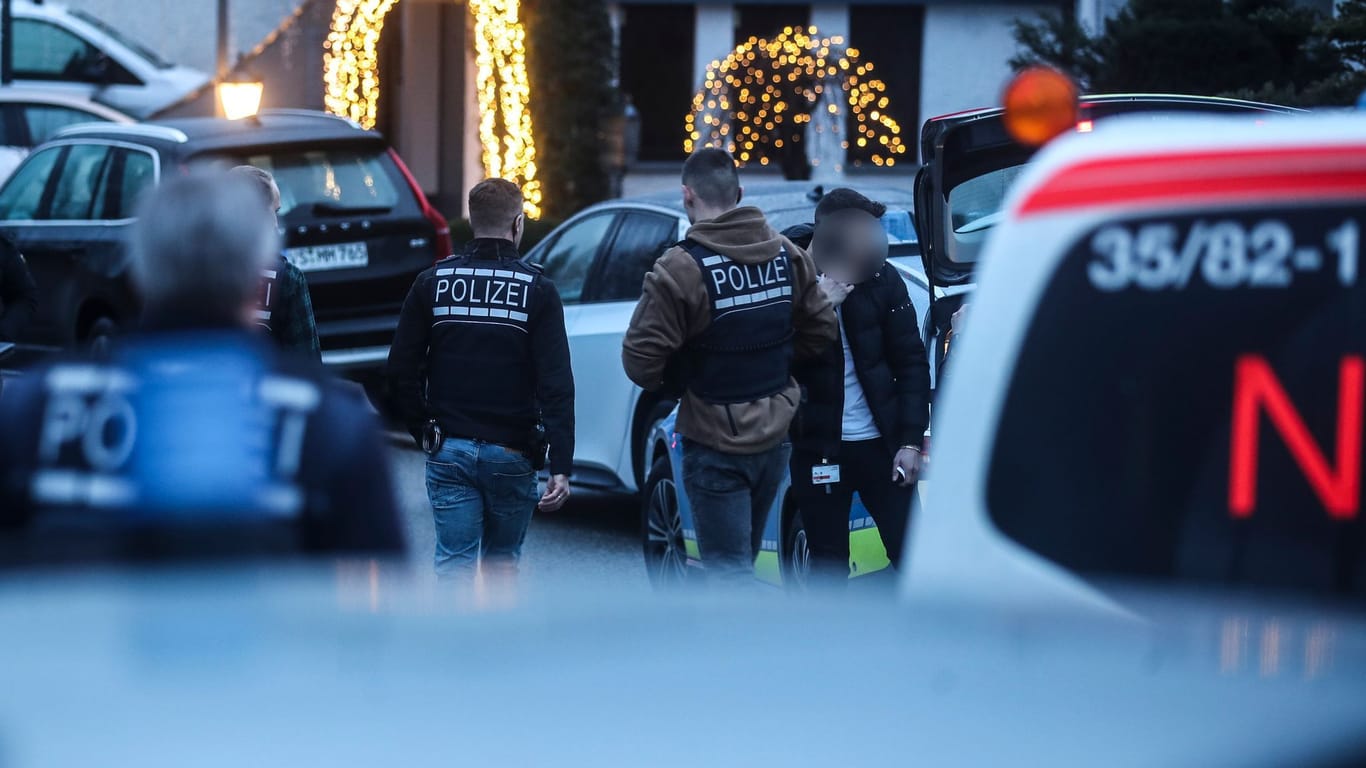 Einsatzkräfte der Polizei sind am Tatort in Villingen-Schwenningen im Einsatz.
