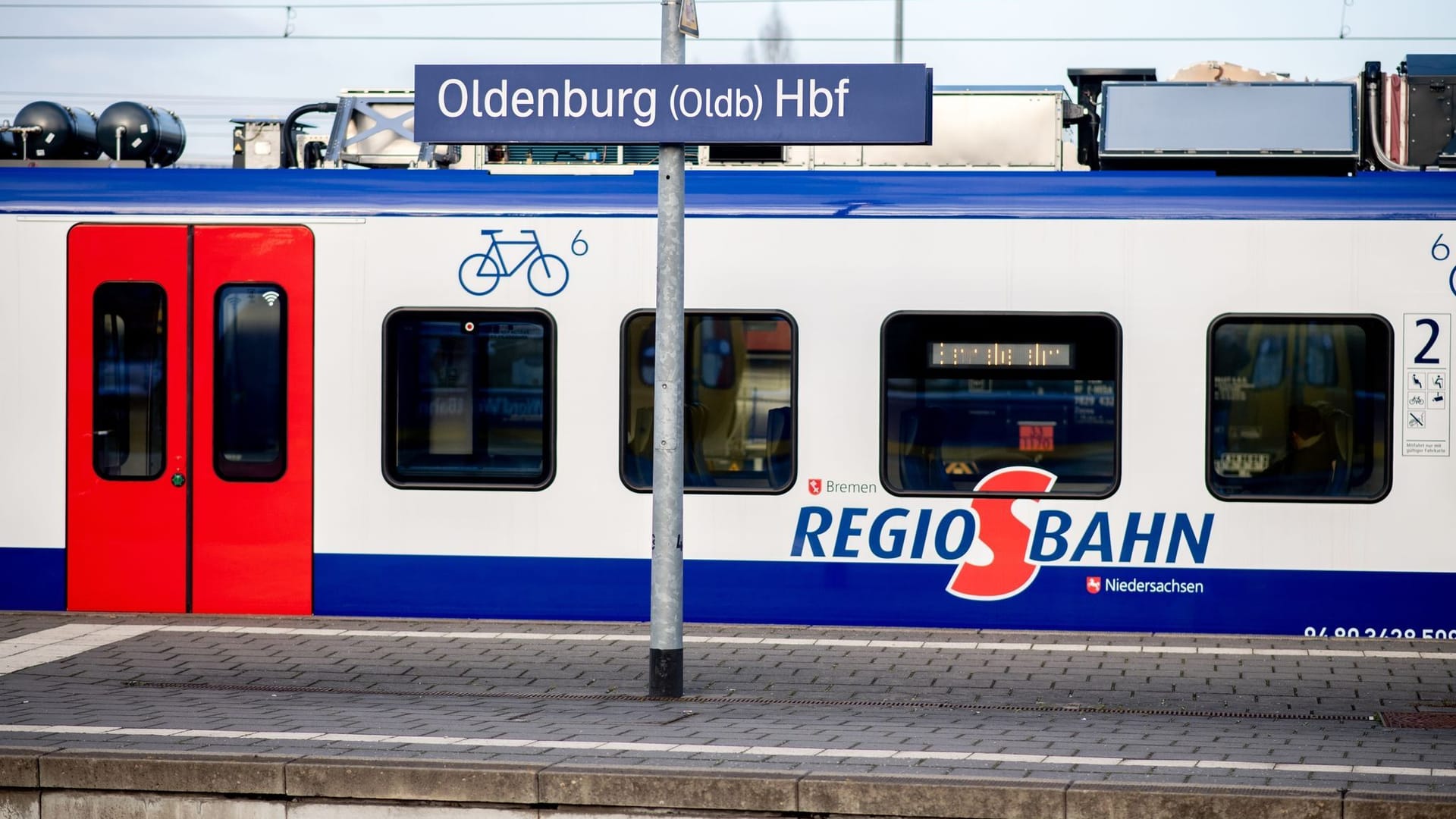 Eine Regio-S-Bahn hält an einem Bahnsteig im Hauptbahnhof Oldenburg (Archivbild): Durch das Hochwasser fahren nicht alle Züge wie gewohnt.