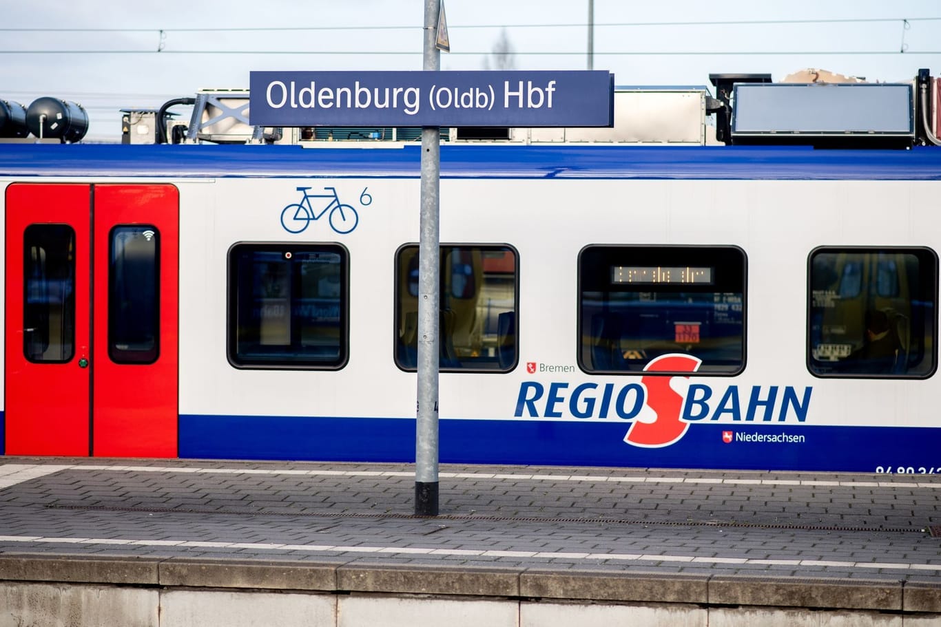 Eine Regio-S-Bahn hält an einem Bahnsteig im Hauptbahnhof Oldenburg (Archivbild): Durch das Hochwasser fahren nicht alle Züge wie gewohnt.
