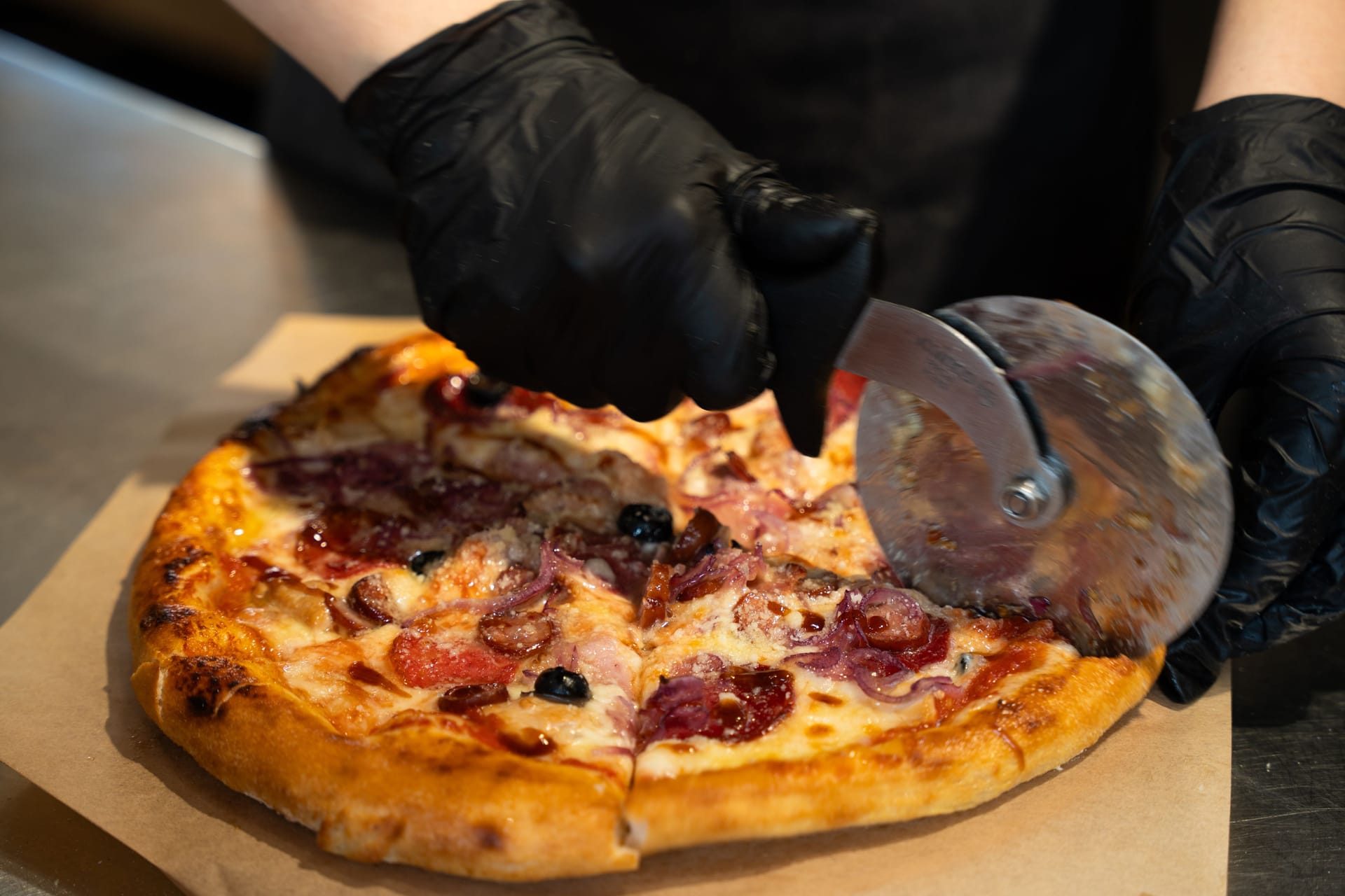 Pizza-Bäckerin (Symbolbild): Die Frau wurde nach Kritik tot aufgefunden.