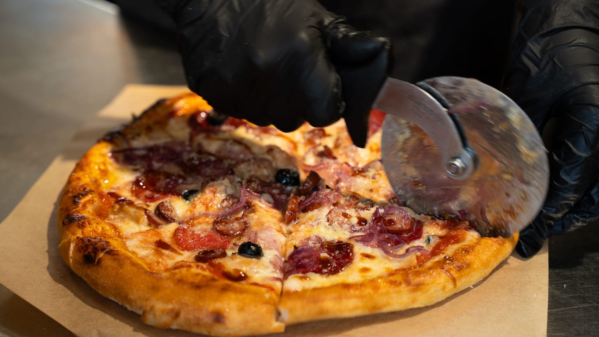 Pizza-Bäckerin (Symbolbild): Die Frau wurde nach Kritik tot aufgefunden.