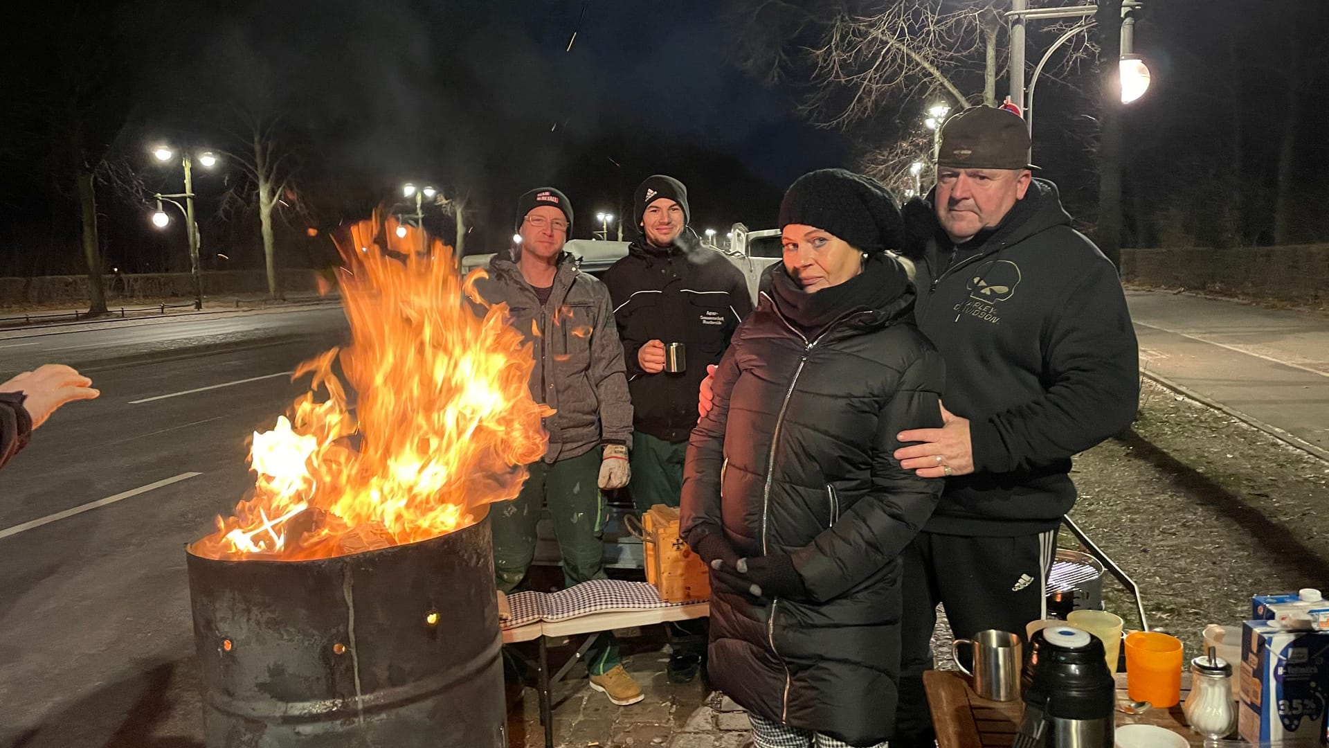 Marcel, Gerd, Manuela und Chris (v. l. n. r.): Die vier sind aus der Nähe von Cottbus angereist und haben einiges an Verpflegung dabei.