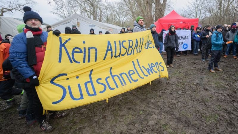 Demonstranten nehmen an einem Rundgang durch die Leinemasch am Südschnellweg teil Demonstranten nehmen an einem Rundgang durch die Leinemasch am Südschnellweg teil