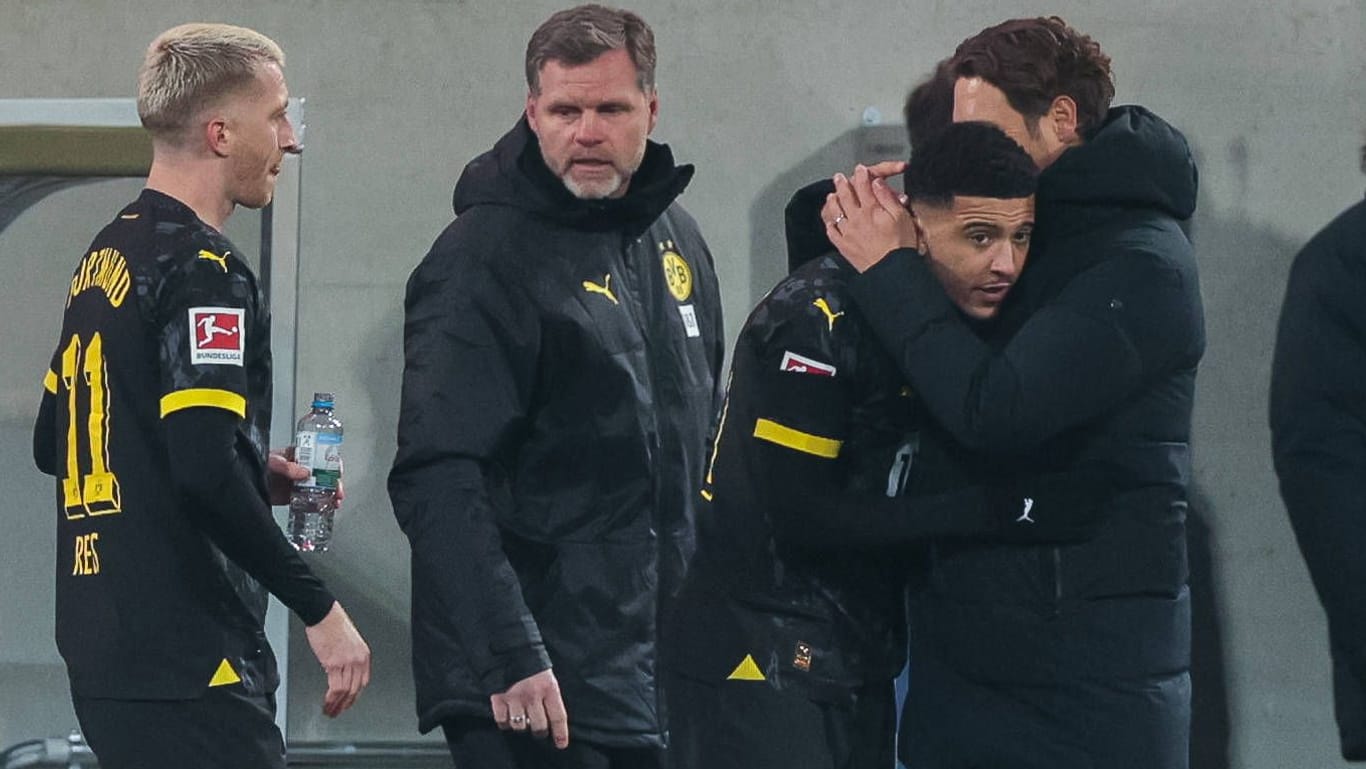 Kurz vor der Einwechslung: BVB-Trainer Terzic (r.) umarmt Sancho, Reus (li.) schaut zu.
